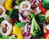 Hình bước làm 3 của món Mực xào ớt chuông, bông cải 🥦