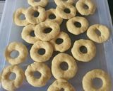 Foto langkah ke 3 dari resep Donat tanpa telur.