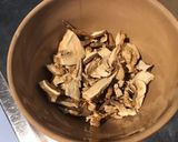 Une image de l'étape 1 de Pommes de terre au bœuf, ail fumé, shiitakes et bouillon de chevreau.