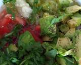 Foto del paso 3 de la receta Ensalada de pepino, tomate y aguacate aliñada con agua de mar