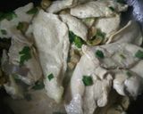 Foto del paso 2 de la receta: Supremas a la crema de verdeo y champigñones