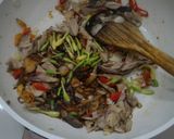 Foto langkah ke 3 dari resep Tumis Tongkol Bunga Pepaya.