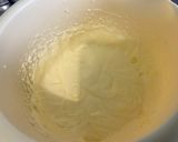 Une image de l'étape 6 de Gâteau aux groseilles noires, citron et crème.