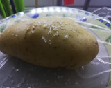 Foto del paso 1 de la receta: Papas asadas rellenas de carne picada y roquefort🥔🧀