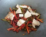 Foto del paso 4 de la receta Merluza con verduras al wok y huevo flor