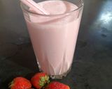 A picture of step 3 of Strawberry lassi.