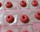 Foto langkah ke 5 dari resep Donat Red Velvet Keju.