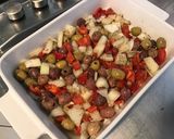 Une image de l'étape 5 de Côtes de porc à la moutarde,herbes de Provence,oignon, poivron rouge et olives marinées.
