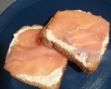 Foto del paso 3 de la receta Tostas de Salmón Ahumado y Queso Crema