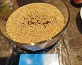 Foto del paso 2 de la receta: Quinoa con salmón, espárragos y mango