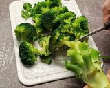 A picture of step 3 of You’ll Want to Eat Broccoli Every Morning! 🥦🍳.