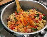 Une image de l'étape 12 de Gratin de gnochettis aux épinards, lard et tomates.