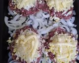Foto del paso 3 de la receta: Hamburguesas en colchón de cebollas y papas con cheddar