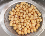 Foto del paso 2 de la receta: Garbanzos con Güeñas y Huevos fritos al aceite de Pimentón