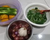 Foto langkah ke 1 dari resep Sayur Bening Daun Kelor Labu.