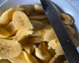 A picture of step 1 of Fried plantains, scrambled eggs & bread 🍞.
