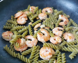 Foto del paso 2 de la receta: Espinacas con langostinos y pasta