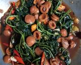 Foto langkah ke 4 dari resep Tumis kangkung sosis.