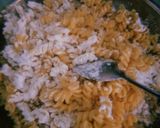 Foto langkah ke 2 dari resep Fusilli Keju Asin & Stik Pedas.