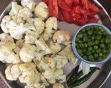 A picture of step 1 of Cauliflower Peas Curry.