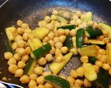 Foto del paso 3 de la receta Garbanzos con calabacín y huevo poché