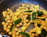 Foto del paso 3 de la receta: Garbanzos con calabacín y huevo poché