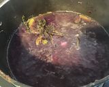 Une image de l'étape 2 de Bouillon violet au chou rouge et aromates du jardin (recette anti gaspi).