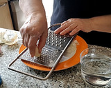 Foto del paso 2 de la receta: Arroz con calamares de lata