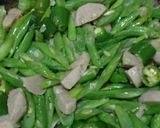 Foto langkah ke 3 dari resep Tumis buncis bakso cabe hijau.