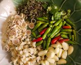 รูปขั้นตอนการทำที่ 1 ของ ผัดเผ็ดไก่กระวาน
