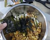 Foto langkah ke 3 dari resep Egg 'n' Fish Mentai Spicy Rice.