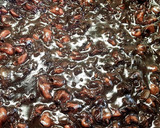 Foto del paso 8 de la receta: Calamarcitos en su tinta encebollados y roneados