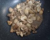 รูปขั้นตอนการทำที่ 2 ของ เห็ดฟางผัดหมูสับ
