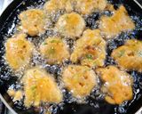 A picture of step 2 of Besan ke pakora.