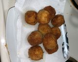A picture of step 6 of Cheesy Chicken Balls.