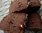 Foto langkah ke 7 dari resep Bolu Coklat Choco Chips.