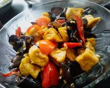 Foto langkah ke 5 dari resep Tumis Tahu dan Jamur kuping.