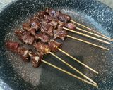 Foto langkah ke 4 dari resep Sate Sapi Teflon (Bumbu Praktis).