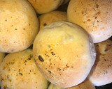 Foto del paso 4 de la receta: Pancitos saborizados con cebolla y especias😋
