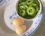 Hình bước làm 1 của món Khổ qua chiên trứng