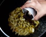 A picture of step 2 of Lahsun Mirch ki Chutney.