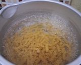 Foto langkah ke 2 dari resep Tumis makaroni pasta spiral.