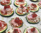 Foto del paso 3 de la receta: Minipizzas de calabacín sin lactosa