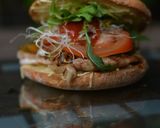 Foto del paso 4 de la receta Hamburguesa de pollo delicatessen