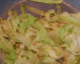 Foto del paso 5 de la receta: Falsos tallarines de calabacin con salsa de tomate, atún y huevo