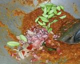 Foto langkah ke 2 dari resep Sambal Baby Cumi Kecombrang.