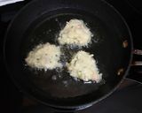 Foto del paso 7 de la receta: Buñuelos de merluza, pota y palitos de cangrejo
