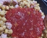 Foto del paso 2 de la receta: Garbanzos con tomate y salchichas