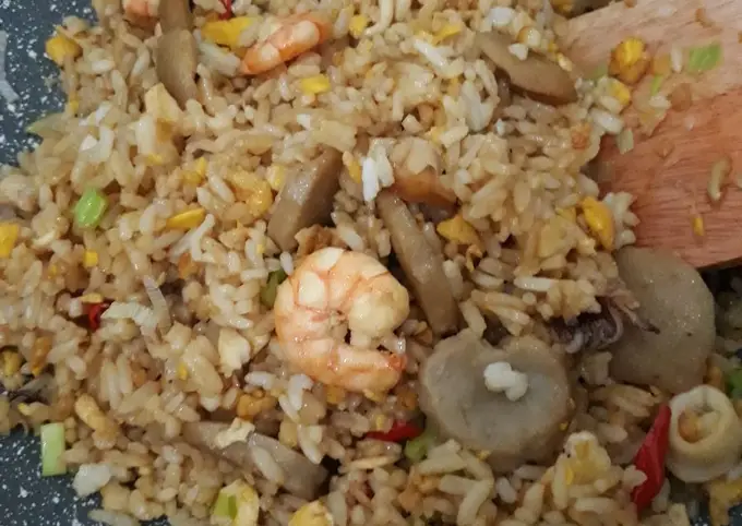 Langkah-langkah untuk membuat Cara bikin Nasi Goreng Seafood Rumahan