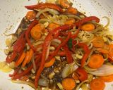 Foto del paso 3 de la receta: Wok de vegetales, merluza y fideos de arroz sobre puré de calabaza 🥙